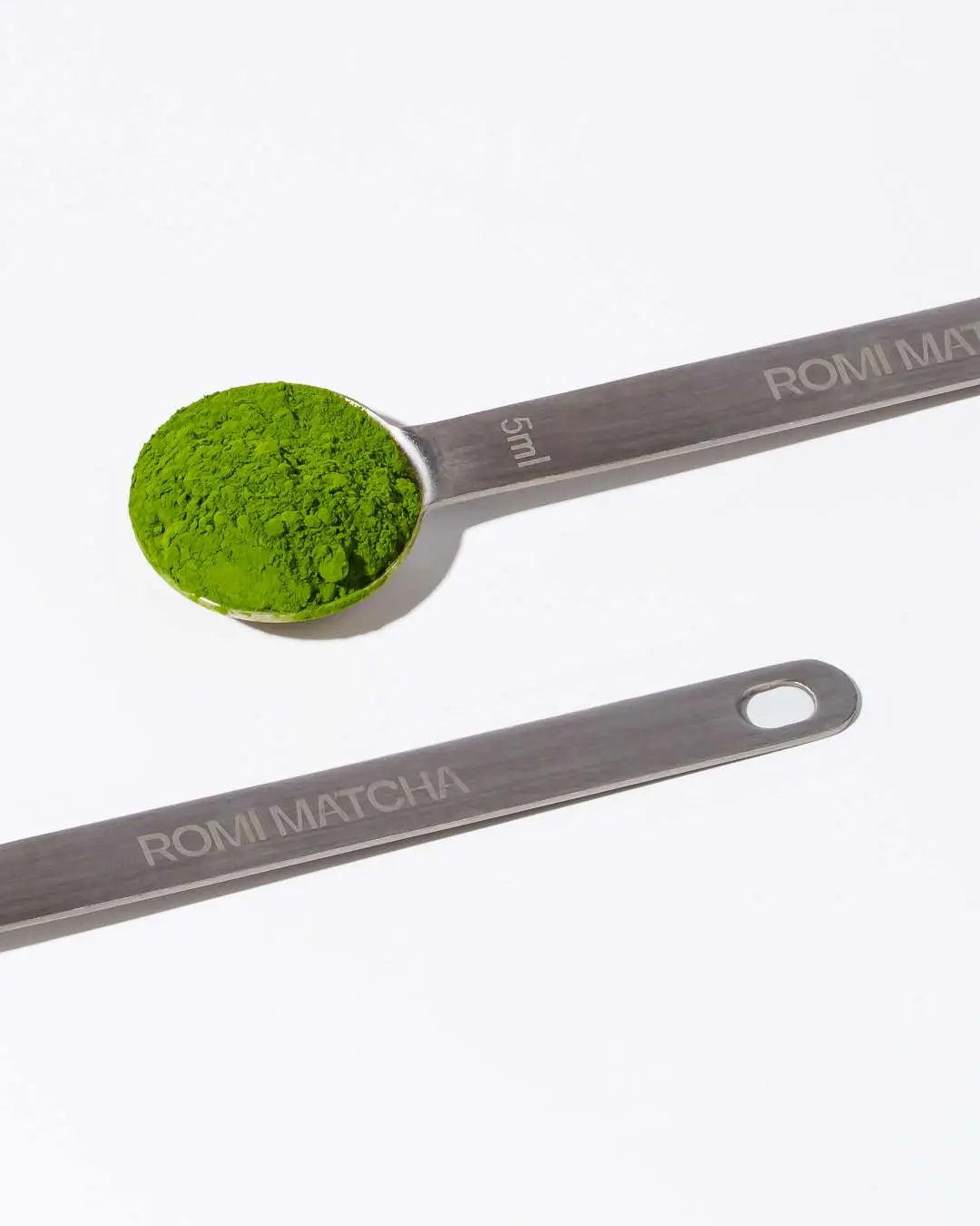 matcha in measuring spoon | Romi Matcha