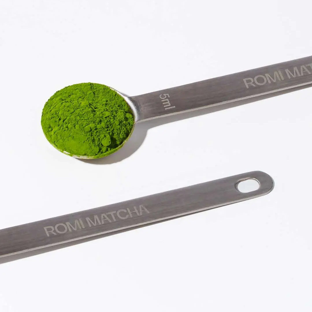 matcha in measuring spoon | Romi Matcha