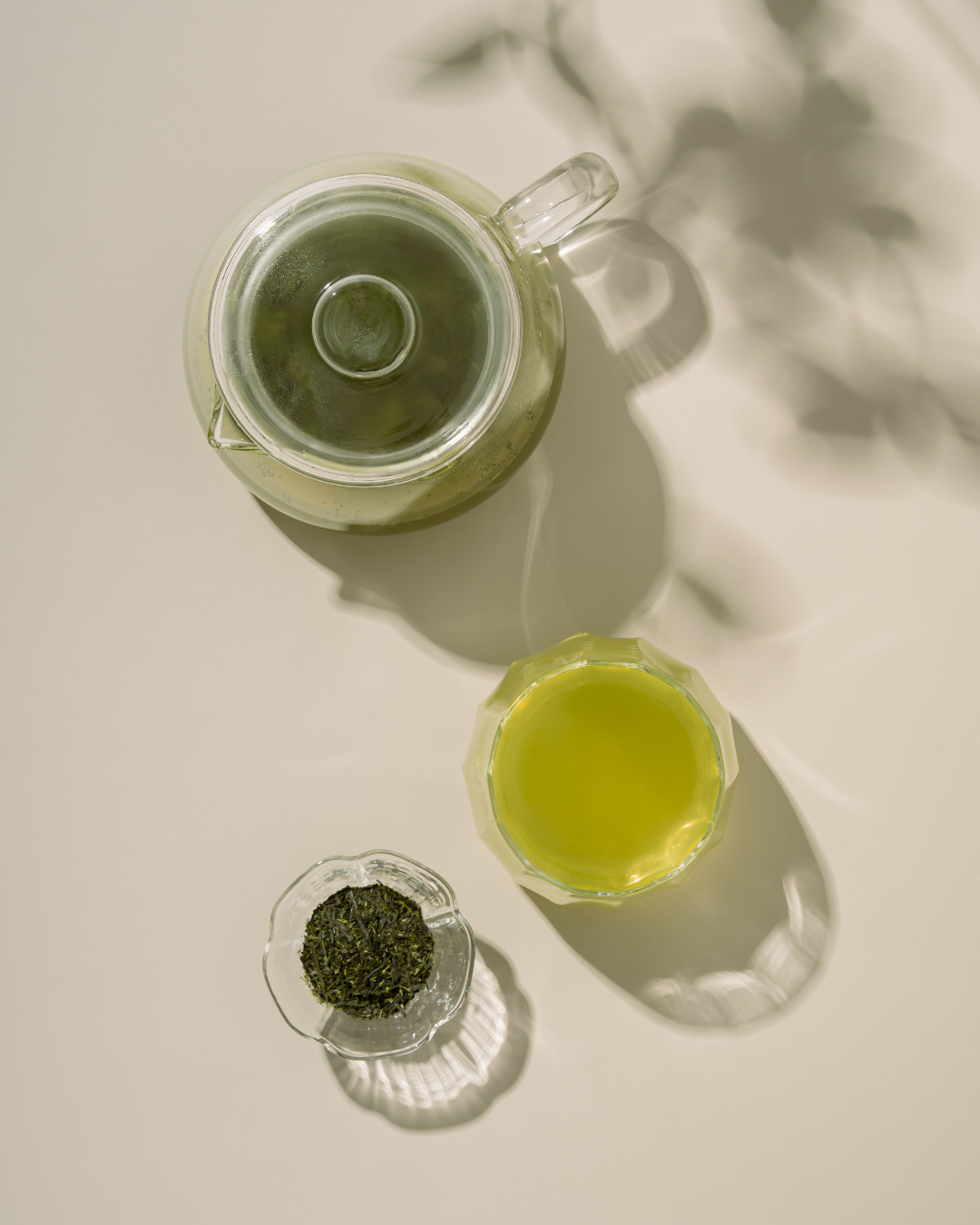 Kabusecha green tea set with glass teapot cup and tea leaves | Romi Matcha